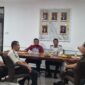 Kalapas Brebes Mudo Mulyanto bersama Kajari Brebes, Muhammad Indra Muda Nasution dan jajaran meninjau lokasi budidaya ikan program kemandirian warga binaan Lapas Brebes, Rabu (15/7). Foto: ist

 