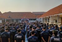 Napiter menjadi petugas dalam upacara Kesadaran Berbangsa di lapangan blok hunian Lapas Brebes. Foto: ist