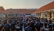 Napiter menjadi petugas dalam upacara Kesadaran Berbangsa di lapangan blok hunian Lapas Brebes. Foto: ist