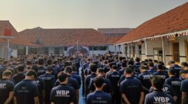 Napiter menjadi petugas dalam upacara Kesadaran Berbangsa di lapangan blok hunian Lapas Brebes. Foto: ist