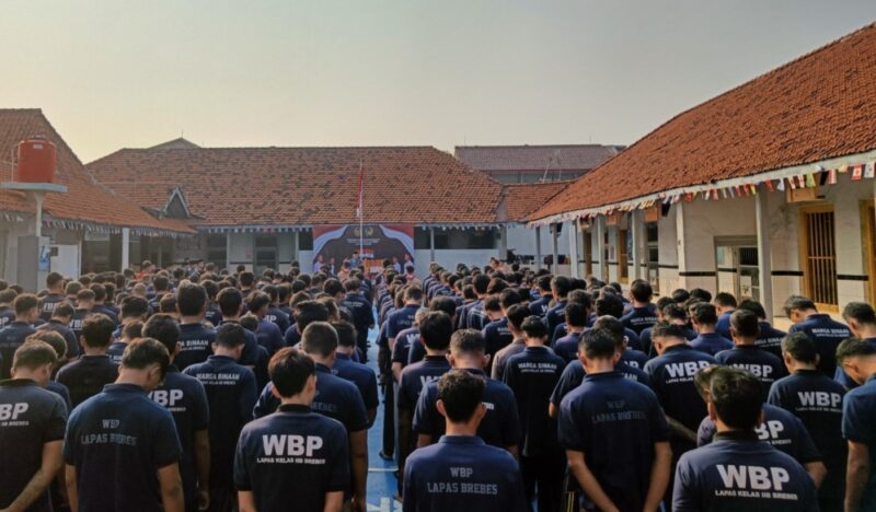 Napiter menjadi petugas dalam upacara Kesadaran Berbangsa di lapangan blok hunian Lapas Brebes. Foto: ist