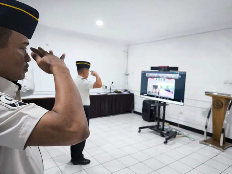 Kalapas Brebes, Mudo Mulyanto bersama jajaran pejabat struktural mengikuti apel bersama dengan Kementerian Koordinator Bidang Hukum, Hak Asasi Manusia, Imigrasi, dan Pemasyarakatan, Kementerian Hukum, Kementerian Hak Asasi Manusia, serta Kementerian Imigrasi dan Pemasyarakatan yang dilaksanakan secara virtual pada Senin (27/7). foto: ist