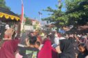 Warga berebut gunungan hasil pertanian di kirab budaya sedekah bumi desa Bulakparen, Bulakam, Kamis,(2/7). Foto: lensabumi