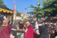 Warga berebut gunungan hasil pertanian di kirab budaya sedekah bumi desa Bulakparen, Bulakam, Kamis,(2/7). Foto: lensabumi