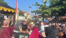 Warga berebut gunungan hasil pertanian di kirab budaya sedekah bumi desa Bulakparen, Bulakam, Kamis,(2/7). Foto: lensabumi