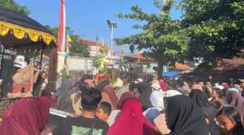 Warga berebut gunungan hasil pertanian di kirab budaya sedekah bumi desa Bulakparen, Bulakam, Kamis,(2/7). Foto: lensabumi
