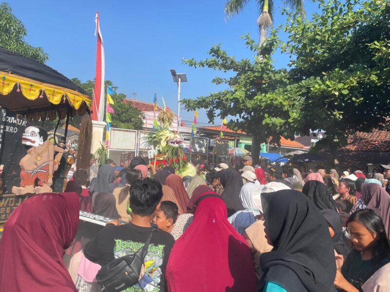 Warga berebut gunungan hasil pertanian di kirab budaya sedekah bumi desa Bulakparen, Bulakam, Kamis,(2/7). Foto: lensabumi