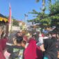 Warga berebut gunungan hasil pertanian di kirab budaya sedekah bumi desa Bulakparen, Bulakam, Kamis,(2/7). Foto: lensabumi
