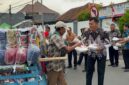 Petugas Lapas Kelas IIB Brebes membagikan 75 nasi kotak kepada pedagang kecil, pengemudi becak, petugas kebersihan, dan masyarakat sekitar dalam kegiatan Jumat Berkah di lingkungan Lapas Brebes, Jumat (31/7/2026). Foto: ist