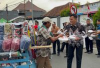 Petugas Lapas Kelas IIB Brebes membagikan 75 nasi kotak kepada pedagang kecil, pengemudi becak, petugas kebersihan, dan masyarakat sekitar dalam kegiatan Jumat Berkah di lingkungan Lapas Brebes, Jumat (31/7/2026). Foto: ist