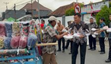Petugas Lapas Kelas IIB Brebes membagikan 75 nasi kotak kepada pedagang kecil, pengemudi becak, petugas kebersihan, dan masyarakat sekitar dalam kegiatan Jumat Berkah di lingkungan Lapas Brebes, Jumat (31/7/2026). Foto: ist