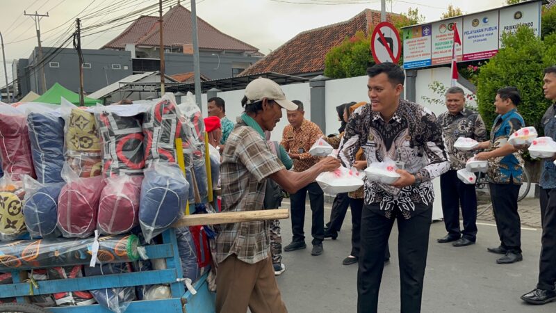 Petugas Lapas Kelas IIB Brebes membagikan 75 nasi kotak kepada pedagang kecil, pengemudi becak, petugas kebersihan, dan masyarakat sekitar dalam kegiatan Jumat Berkah di lingkungan Lapas Brebes, Jumat (31/7/2026). Foto: ist