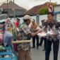 Petugas Lapas Kelas IIB Brebes membagikan 75 nasi kotak kepada pedagang kecil, pengemudi becak, petugas kebersihan, dan masyarakat sekitar dalam kegiatan Jumat Berkah di lingkungan Lapas Brebes, Jumat (31/7/2026). Foto: ist