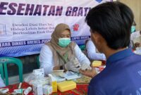 Petugas kesehatan Puskesmas Brebes melakukan pemeriksaan kesehatan terhadap warga binaan dan petugas Lapas Kelas IIB Brebes dalam program Cek Kesehatan Gratis Tahap II, Sabtu (18/7/2026). Foto: ist