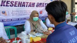 Petugas kesehatan Puskesmas Brebes melakukan pemeriksaan kesehatan terhadap warga binaan dan petugas Lapas Kelas IIB Brebes dalam program Cek Kesehatan Gratis Tahap II, Sabtu (18/7/2026). Foto: ist