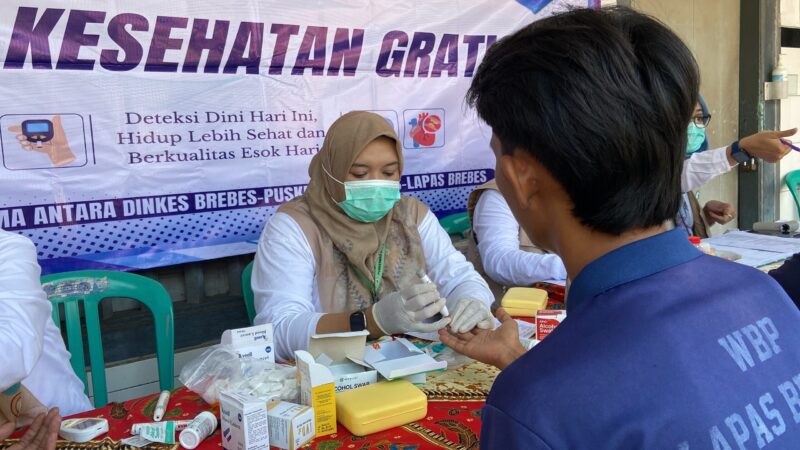 Petugas kesehatan Puskesmas Brebes melakukan pemeriksaan kesehatan terhadap warga binaan dan petugas Lapas Kelas IIB Brebes dalam program Cek Kesehatan Gratis Tahap II, Sabtu (18/7/2026). Foto: ist