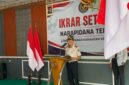 Kepala Lapas Brebes, Mudo Mulyanto memberikan sambutan di acara Napiter komitmennya untuk kembali setia kepada Negara Kesatuan Republik Indonesia (NKRI) melalui pembacaan dan penandatanganan Ikrar Setia NKRI, Rabu (26/8). Foto: Lensabumi.com