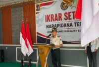 Kepala Lapas Brebes, Mudo Mulyanto memberikan sambutan di acara Napiter komitmennya untuk kembali setia kepada Negara Kesatuan Republik Indonesia (NKRI) melalui pembacaan dan penandatanganan Ikrar Setia NKRI, Rabu (26/8). Foto: Lensabumi.com