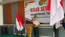 Kepala Lapas Brebes, Mudo Mulyanto memberikan sambutan di acara Napiter komitmennya untuk kembali setia kepada Negara Kesatuan Republik Indonesia (NKRI) melalui pembacaan dan penandatanganan Ikrar Setia NKRI, Rabu (26/8). Foto: Lensabumi.com