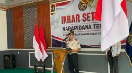 Kepala Lapas Brebes, Mudo Mulyanto memberikan sambutan di acara Napiter komitmennya untuk kembali setia kepada Negara Kesatuan Republik Indonesia (NKRI) melalui pembacaan dan penandatanganan Ikrar Setia NKRI, Rabu (26/8). Foto: Lensabumi.com