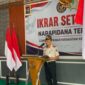Kepala Lapas Brebes, Mudo Mulyanto memberikan sambutan di acara Napiter komitmennya untuk kembali setia kepada Negara Kesatuan Republik Indonesia (NKRI) melalui pembacaan dan penandatanganan Ikrar Setia NKRI, Rabu (26/8). Foto: Lensabumi.com