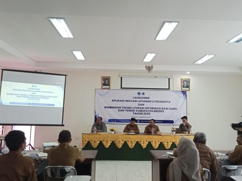 Kepala Dinarpus, Nuryanto, (dua dari kiri) meluncurkan aplikasi layanan digital LiterasiKita, Senin, (3/8). Foto: lensabumi

 

 