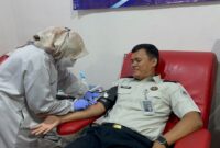 Petugas Lapas Brebes mengikuti kegiatan donor darah dalam rangka memperingati HUT ke-81 Kemerdekaan Republik Indonesia di Kantor UDD PMI Kabupaten Brebes, Rabu (12/8/2026). Foto: doc Humas Lapas/Lensabumi