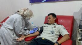 Petugas Lapas Brebes mengikuti kegiatan donor darah dalam rangka memperingati HUT ke-81 Kemerdekaan Republik Indonesia di Kantor UDD PMI Kabupaten Brebes, Rabu (12/8/2026). Foto: doc Humas Lapas/Lensabumi