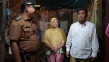 Bupati Tangerang didampingi Camat Sindang Jaya tinjau RTLH