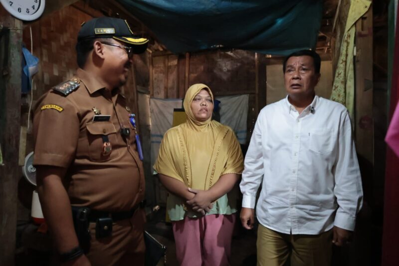 Bupati Tangerang didampingi Camat Sindang Jaya tinjau RTLH