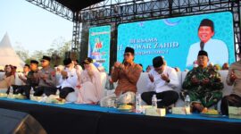 Kyai Anwar Zahid di acara Brebes bershalawat. Foto: istimewa