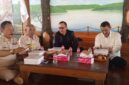 Kepala Badan Kesatuan Bangsa dan Politik (Bakesbangpol) Kabupaten Brebes Cecep Aji Suganda (Kemeja Hitam) bersam pengurus PPIR Brebes. Foto: ist
