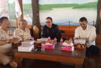 Kepala Badan Kesatuan Bangsa dan Politik (Bakesbangpol) Kabupaten Brebes Cecep Aji Suganda (Kemeja Hitam) bersam pengurus PPIR Brebes. Foto: ist