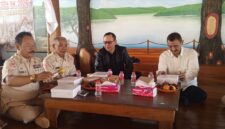 Kepala Badan Kesatuan Bangsa dan Politik (Bakesbangpol) Kabupaten Brebes Cecep Aji Suganda (Kemeja Hitam) bersam pengurus PPIR Brebes. Foto: ist