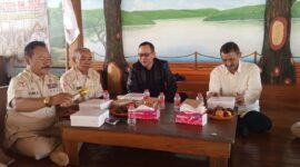Kepala Badan Kesatuan Bangsa dan Politik (Bakesbangpol) Kabupaten Brebes Cecep Aji Suganda (Kemeja Hitam) bersam pengurus PPIR Brebes. Foto: ist