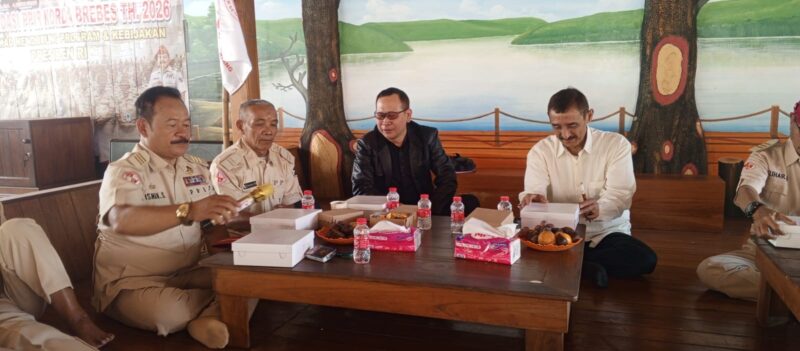 Kepala Badan Kesatuan Bangsa dan Politik (Bakesbangpol) Kabupaten Brebes Cecep Aji Suganda (Kemeja Hitam) bersam pengurus PPIR Brebes. Foto: ist