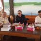 Kepala Badan Kesatuan Bangsa dan Politik (Bakesbangpol) Kabupaten Brebes Cecep Aji Suganda (Kemeja Hitam) bersam pengurus PPIR Brebes. Foto: ist
