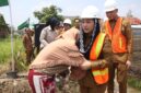 Bupati Paramitha memeluk rasti penerima rumah layak. Foto: ist