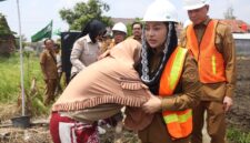 Bupati Paramitha memeluk rasti penerima rumah layak. Foto: ist