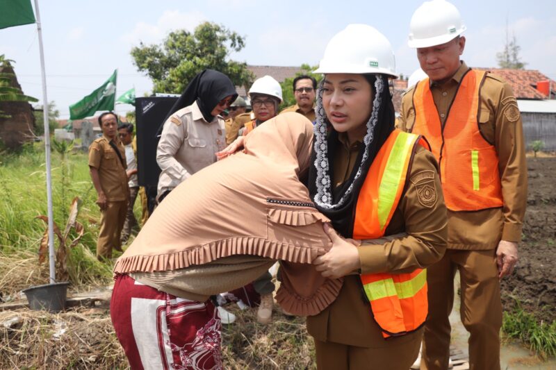 Bupati Paramitha memeluk rasti penerima rumah layak. Foto: ist