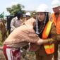 Bupati Paramitha memeluk rasti penerima rumah layak. Foto: ist