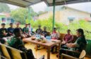 Foto Brigjen TNI Fierman Agustus Menggunakan Motor saat menemui warga