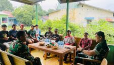 Foto Brigjen TNI Fierman Agustus Menggunakan Motor saat menemui warga