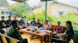 Foto Brigjen TNI Fierman Agustus Menggunakan Motor saat menemui warga