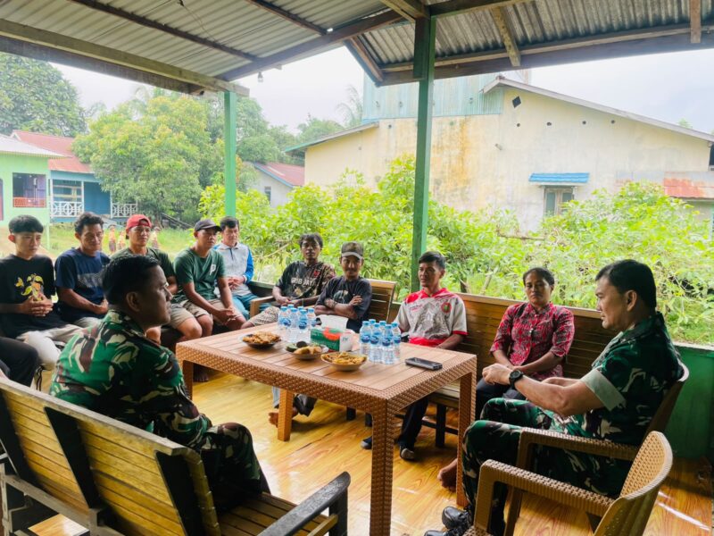 Foto Brigjen TNI Fierman Agustus Menggunakan Motor saat menemui warga