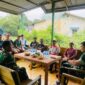 Foto Brigjen TNI Fierman Agustus Menggunakan Motor saat menemui warga