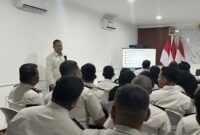 Kepala Kantor Wilayah Direktorat Jenderal Pemasyarakatan Jawa Tengah, Mardi Santoso, memberikan arahan untuk perkuat Integritas dan Keamanan kepada petugas Lapas Brebes. Foto: dok Lapas Brebes/ist