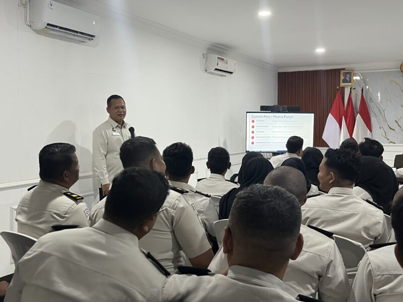 Kepala Kantor Wilayah Direktorat Jenderal Pemasyarakatan Jawa Tengah, Mardi Santoso, memberikan arahan untuk perkuat Integritas dan Keamanan kepada petugas Lapas Brebes. Foto: dok Lapas Brebes/ist