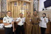 Kepala Lapas Kelas IIB Brebes Mudo Mulyanto bersama Kepala DPU Kabupaten Brebes Dani Asmoro membahas rencana dukungan pengeboran sumur untuk memenuhi kebutuhan air di lingkungan Lapas Brebes, Senin (28/9/2026). Foto: Humas Lapas Brebes