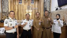 Kepala Lapas Kelas IIB Brebes Mudo Mulyanto bersama Kepala DPU Kabupaten Brebes Dani Asmoro membahas rencana dukungan pengeboran sumur untuk memenuhi kebutuhan air di lingkungan Lapas Brebes, Senin (28/9/2026). Foto: Humas Lapas Brebes